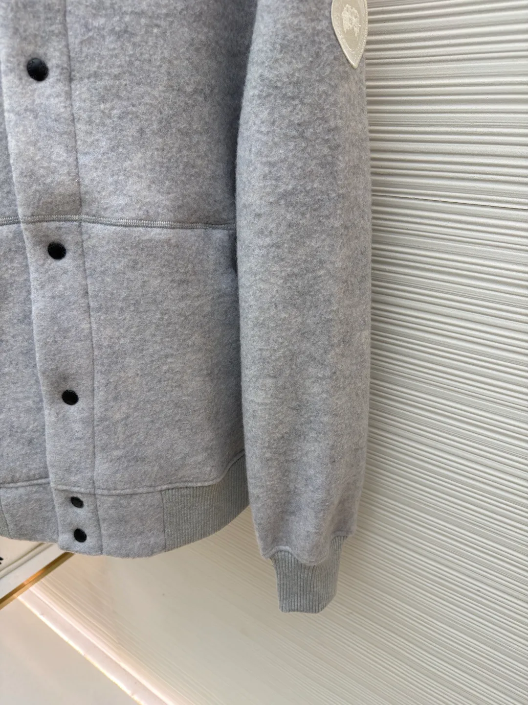 P770 Canada Goose Fleece Badge Button Jacket ●Original version: 5399 purchase and development ●Item number: 1682130-C55 ●Fabric: wool blended fabric ●Technology: rib knitting ●Color: light gray ●Version: fitted version ●Weight: about 930 grams ●Size: S-M-L-XL ●Description: Wool blend fabric: The main fabric of this jacket is light gray wool blend fabric to improve the fabric's wear resistance, wrinkle resistance and warmth. Wool provides good warmth and a natural feel, while blended fibers enhance the fabric's practicality and durability. Rib knit at collar, cuffs and hem for added stretch and fit. The cutting process needs to ensure that the texture and color of the fabric are evenly distributed, especially with this light gray tone, to avoid chromatic aberrations. The stretchability of wool-blend fabrics needs to be taken into consideration when cutting pieces to ensure dimensional stability of the finished garment. Use a sewing needle and thread suitable for wool-blend fabrics to avoid damage to the fabric during sewing. The sewing stitches are even and firm to prevent thread stripping. The temperature needs to be controlled during ironing to avoid high temperature damage to the fabric while keeping the fabric smooth and crisp. The overall wiring is straight and delicate, the fabric is comfortable and soft, and the color is consistent without color difference. It can be matched with the same style to create a fashionable look and control various occasions. Customized accessories, complete with three standards, same style for men and women!